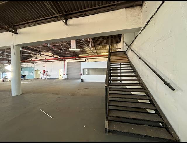 900M² WAREHOUSE TO LET IN PAARDEN EILAND